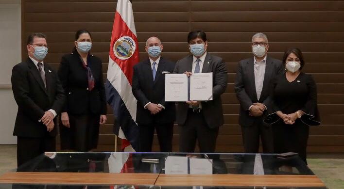 solidaristas's tweet photo. Miles de solidaristas celebran firma de reforma a Ley de Usura. #apoyamoselproyectodeley220109 #CONASOL #MSC #Solidarismo ¡Lo logramos! https://t.co/0el7yjQBNk
