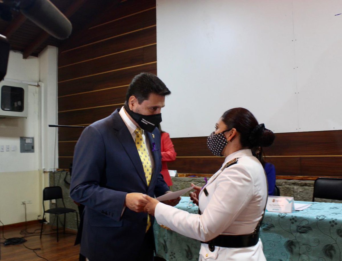 pedropalaciosu's tweet photo. ¡Por una #Cuenca sin violencia! 

Hoy inauguramos la Unidad de Prevención de Violencia contra la Mujer de la @emov_ep. 

Los Agentes Civiles de Tránsito fomentarán el respeto y el buen trato a las mujeres en el transporte y espacios públicos. 

#CuencaUnida
@MunicipioCuenca https://t.co/yN2AB78kZY