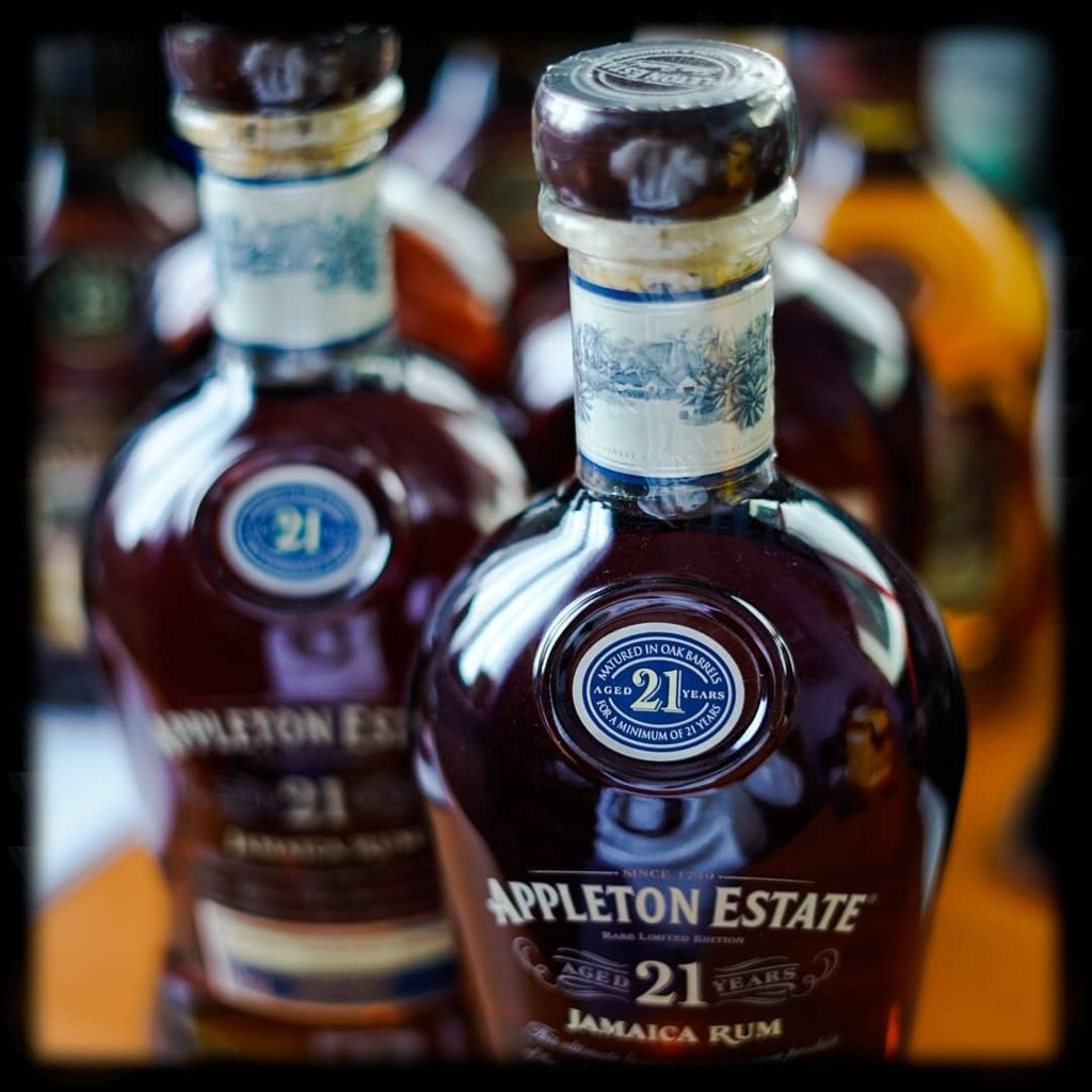 rumcharlosa's tweet photo. #RumDealAlert @WhiskyExchange are currently offering £30 off on bottles of #AppletonEstate 21 Year Old #Rum via their website. That is a #GreatOffer for a great #SippingRum from @AppletonRumUK in the run up to #Christmas
#ChristmasRum #WhiskyExchange #Ap… https://t.co/53htkmMln6 https://t.co/Gw2uwR3tCx