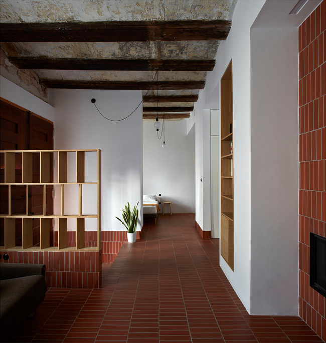 La "Casa del Batlle", una vivienda rehabilitada que reposa sobre restos islámicos muy anteriores. Un proyecto de interiores  único  y con la fuerza visual propia de una buena intervención desarrollado sobre yesos de tapial, enlucidos de yeso y gres.

@fotografadearquitectura⁠⠀