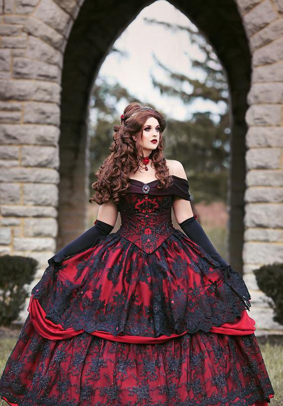 ilpiantisimo's tweet photo. That gothic belle dress tho https://t.co/CrNAdvLjEx