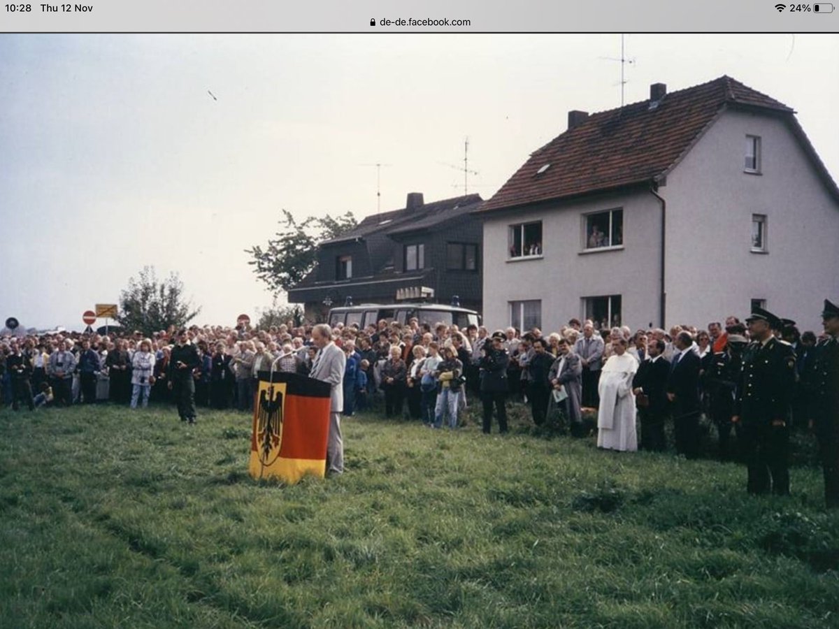 25/ Oh and pics of Willi himself. On the left just seconds before the border was opened on 12 November 1989 preparing to welcome visitors from the East. On the right , formally marking a new chapter a year later. Thanks for taking an interest.