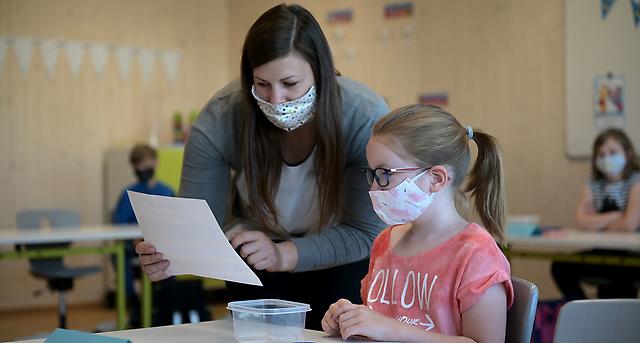 Dt_Aerzteblatt's tweet photo. Keine Gefahr für Kinder durch Mund-Nasen-Schutz: Köln – Das Tragen eines Mund-Nasen-Schutzes stellt für Kinder keine gesundheitliche Gefahr das. Darauf hat der Berufsverband der Kinder- und Jugendärzte… https://t.co/ma6eNKWqGR #Corona #COVID19 #MundNasenSchutz #Schule https://t.co/d2dMcIonVe
