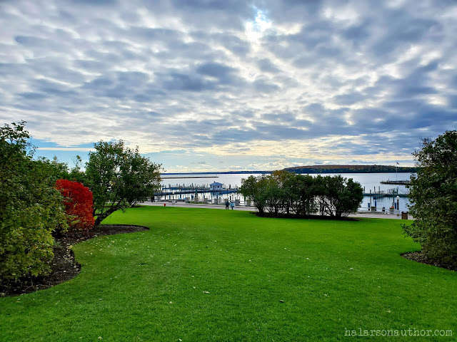 HALarsonAuthor's tweet photo. Mackinac Island is tiny but mighty...and gorgeous. Check out my new post by clicking on the link! #halarsonauthor #mackinacisland #fortmackinac #marquettepark #travel #adventure #blogging #photography #autumn https://t.co/4epN35nFrC https://t.co/pXS1p05nUJ