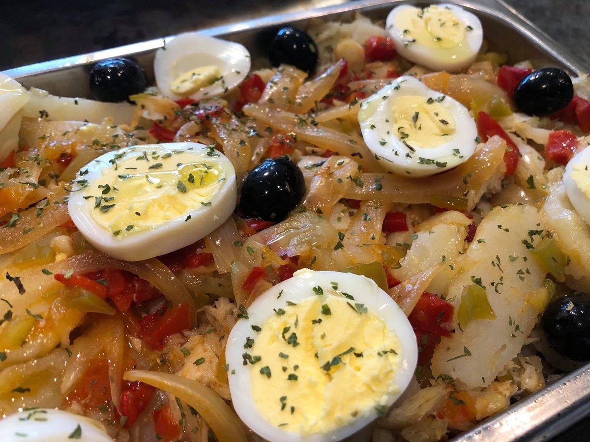 VienaDoCastelo's tweet photo. Lunch specials for today!!! #vienadocastelo #portuguesefood #inthekitchenwithana🇵🇹 #supportlocal #smallbusiness #doordash #skipthedishes #roastedchickenwithpotatoes #codandpotatoes #chouriçopoutine #codcakes #staysafe https://t.co/opD3V7KLCN