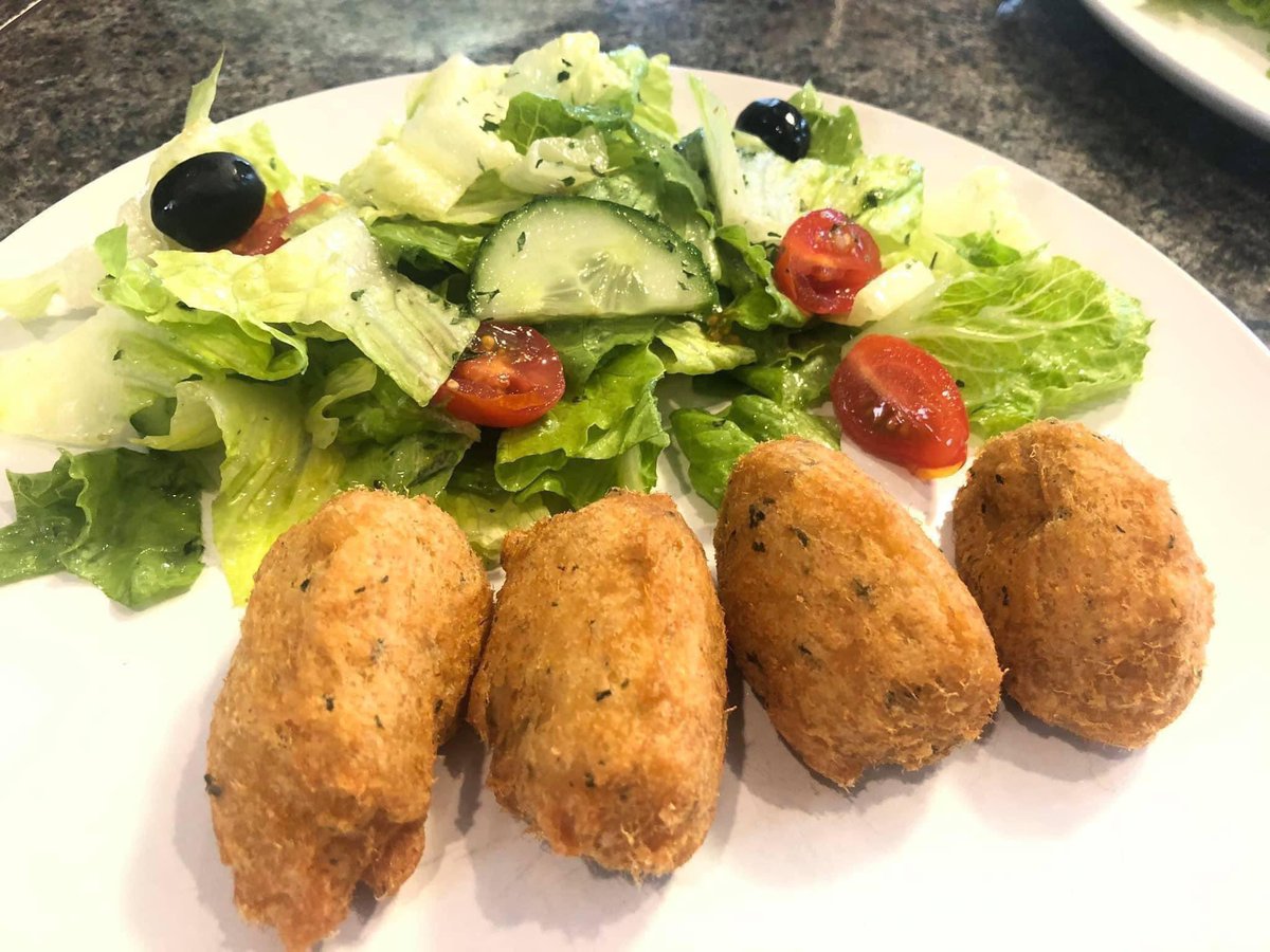 VienaDoCastelo's tweet photo. Lunch specials for today!!! #vienadocastelo #portuguesefood #inthekitchenwithana🇵🇹 #supportlocal #smallbusiness #doordash #skipthedishes #roastedchickenwithpotatoes #codandpotatoes #chouriçopoutine #codcakes #staysafe https://t.co/opD3V7KLCN