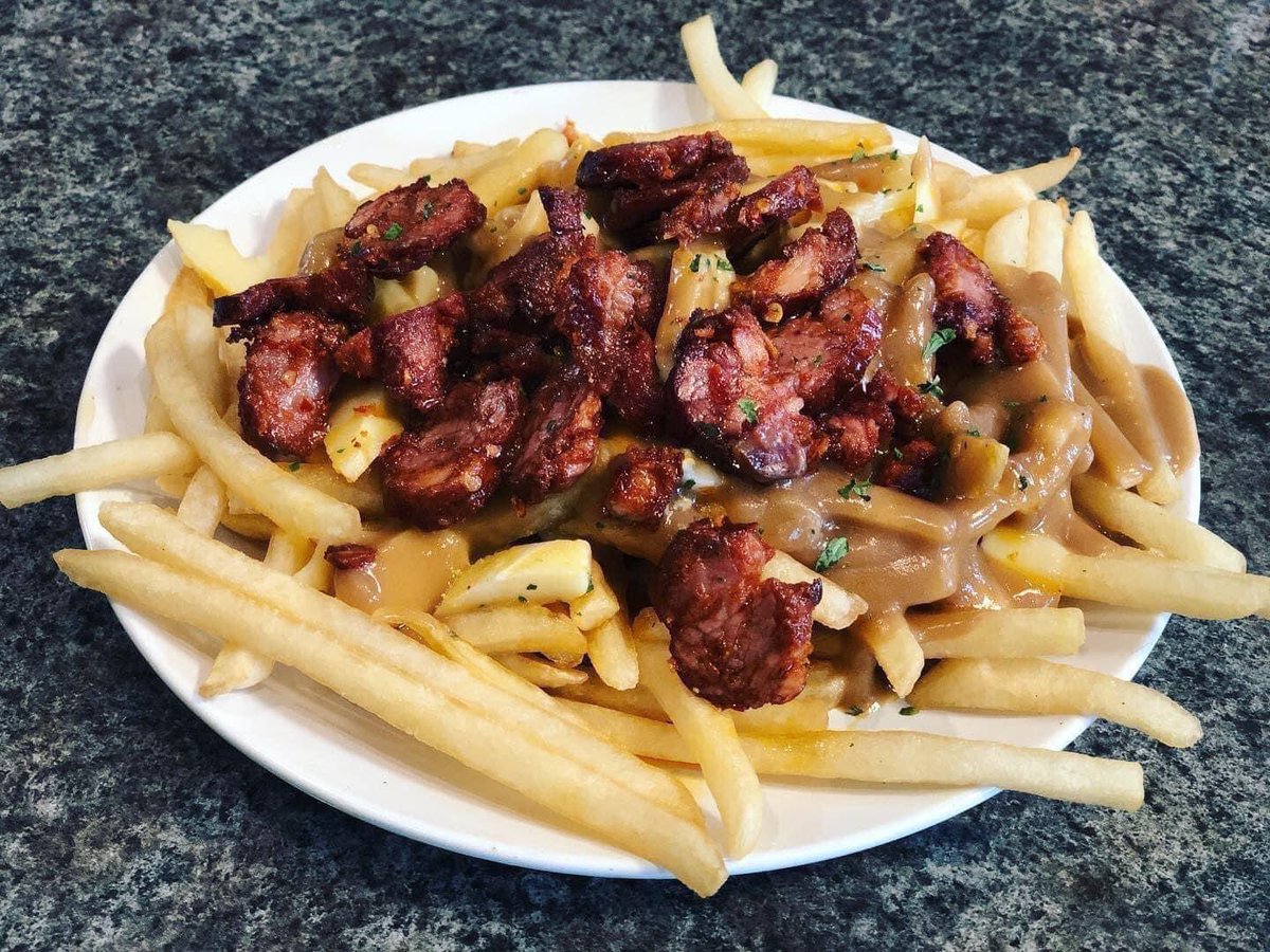 VienaDoCastelo's tweet photo. Lunch specials for today!!! #vienadocastelo #portuguesefood #inthekitchenwithana🇵🇹 #supportlocal #smallbusiness #doordash #skipthedishes #roastedchickenwithpotatoes #codandpotatoes #chouriçopoutine #codcakes #staysafe https://t.co/opD3V7KLCN