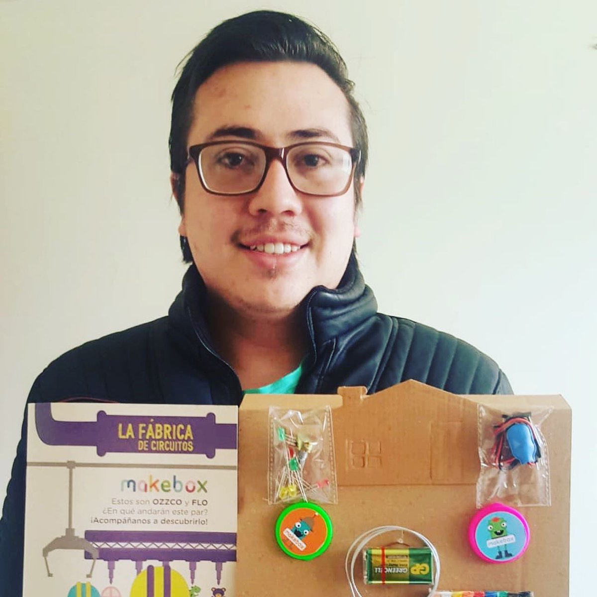 MakersColombia's tweet image. Estamos emocionados de mostrarles la unión que tuvimos con @UnCuartoTech y @ArduinoColombia para poder donar un kit de #MakeBoxCo para que #MAKERS en el colegio La Salle de #Villavicencio puedan poner toda su creatividad y empezar a crear
.
#MakersColombia
.
.