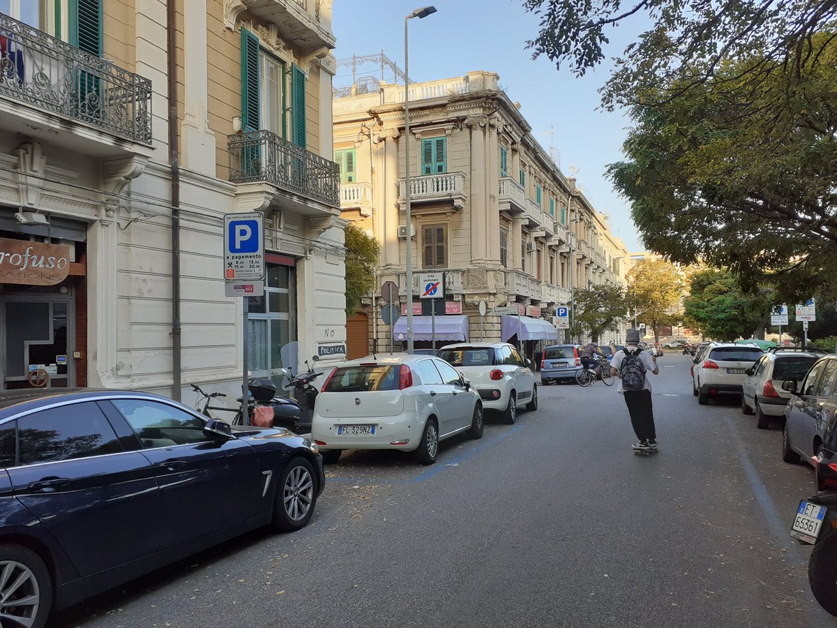 As a result, the city feels a bit "modern" by Sicilian standards.Shots after a first round of flaneuring.3/n