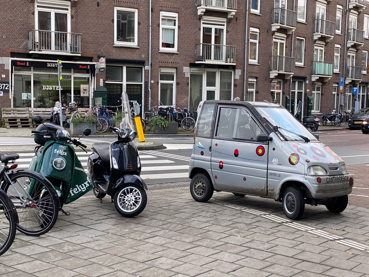 020tho's tweet photo. Bij ons in de Spaarndammerstraat 🎶 

#felyxchallenge 
#gewooneenasobrommert 
#asocanta (met gehandicaptenkaart, alsof je dan wel op de scootergeleidestrook mag staan) https://t.co/6toPZwEBOw