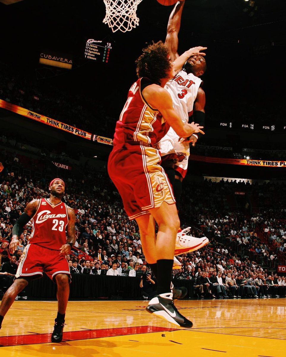 BleacherReport's tweet photo. November 12 is a legendary day for poster dunks.

🐍 16 years ago: Kobe over Dwight
⚡️11 years ago: Wade over Varejao https://t.co/m8vuwFNxB2