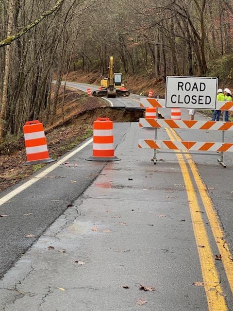 GraysonSheriff's tweet photo. Riverside Drive near Leonard's Farm is closed. Use alternate route. https://t.co/ecUOI2j7EE