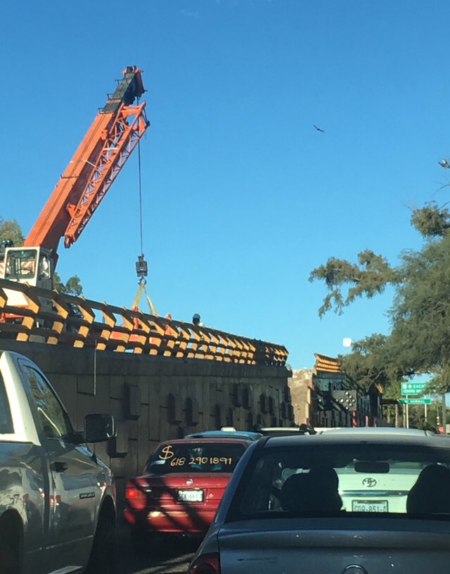 La viva imagen de cuando no hay planeación en las obras .
Cuánto esta costando  partir un puente a la mitad?