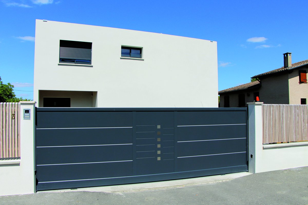 SOROSTOR's tweet photo. Le portail coulissant pour un gain de place et un confort d'utilisation, adapté aux environnements exigus.

#SOROSTOR #Larochelle #charentemaritime
#storesetrideaux #porteentree #portegarage #menuiserie #voletsroulants #store #portail #cloture #pergola #deco #travauxmaison https://t.co/E1UhAVZUas