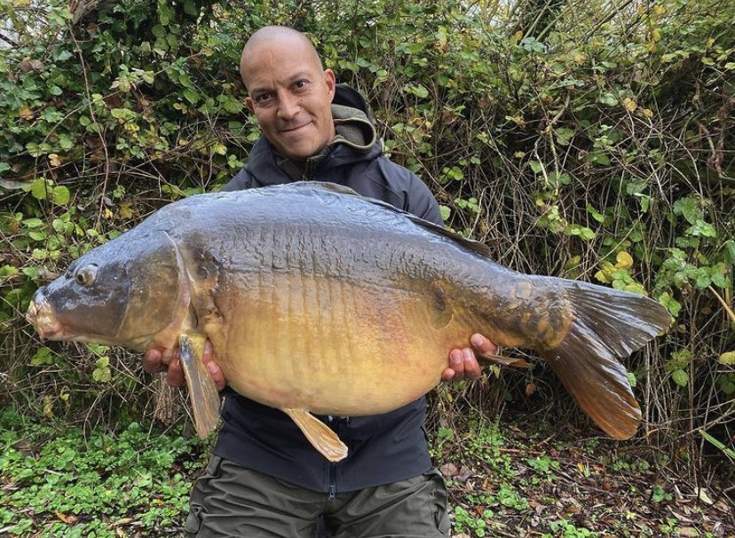 carp_gear's tweet photo. Big shout to that man Bobby Zamora, who had a super session landing 3 mega fish, and the biggest being 43lb 6oz! Top angling once again from Bobby! 💪🏻🎣
@RobertZamora25 @KordaOfficial @MainlineBaits 

#Carp #CarpFishing #Fishing #TheCARPbible https://t.co/njA6o1IXFY