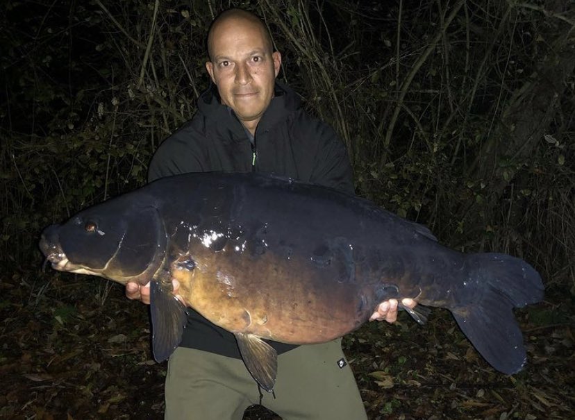 carp_gear's tweet photo. Big shout to that man Bobby Zamora, who had a super session landing 3 mega fish, and the biggest being 43lb 6oz! Top angling once again from Bobby! 💪🏻🎣
@RobertZamora25 @KordaOfficial @MainlineBaits 

#Carp #CarpFishing #Fishing #TheCARPbible https://t.co/njA6o1IXFY