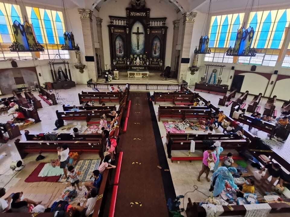 katolikongpinoy's tweet image. TIGNAN: Kasalukuyang kinukupkop ng Holy Family Parish sa Quezon City ang ilang mga kapatid nating naapektuhan ng Bagyong Ulysses. 

For Donations

BDO ACCOUNT: Holy Family Parish 002010228924. 

📸 Holy Family Parish Roxas #UlyssesPH #HelpPH
