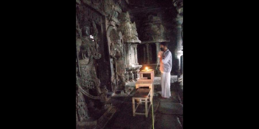 World famous Hoysaleshwara temple in the dark as power supply snapped over non-payment of bills

#timesofkarnataka #travelnews #karnataka

Ref: new indian express
