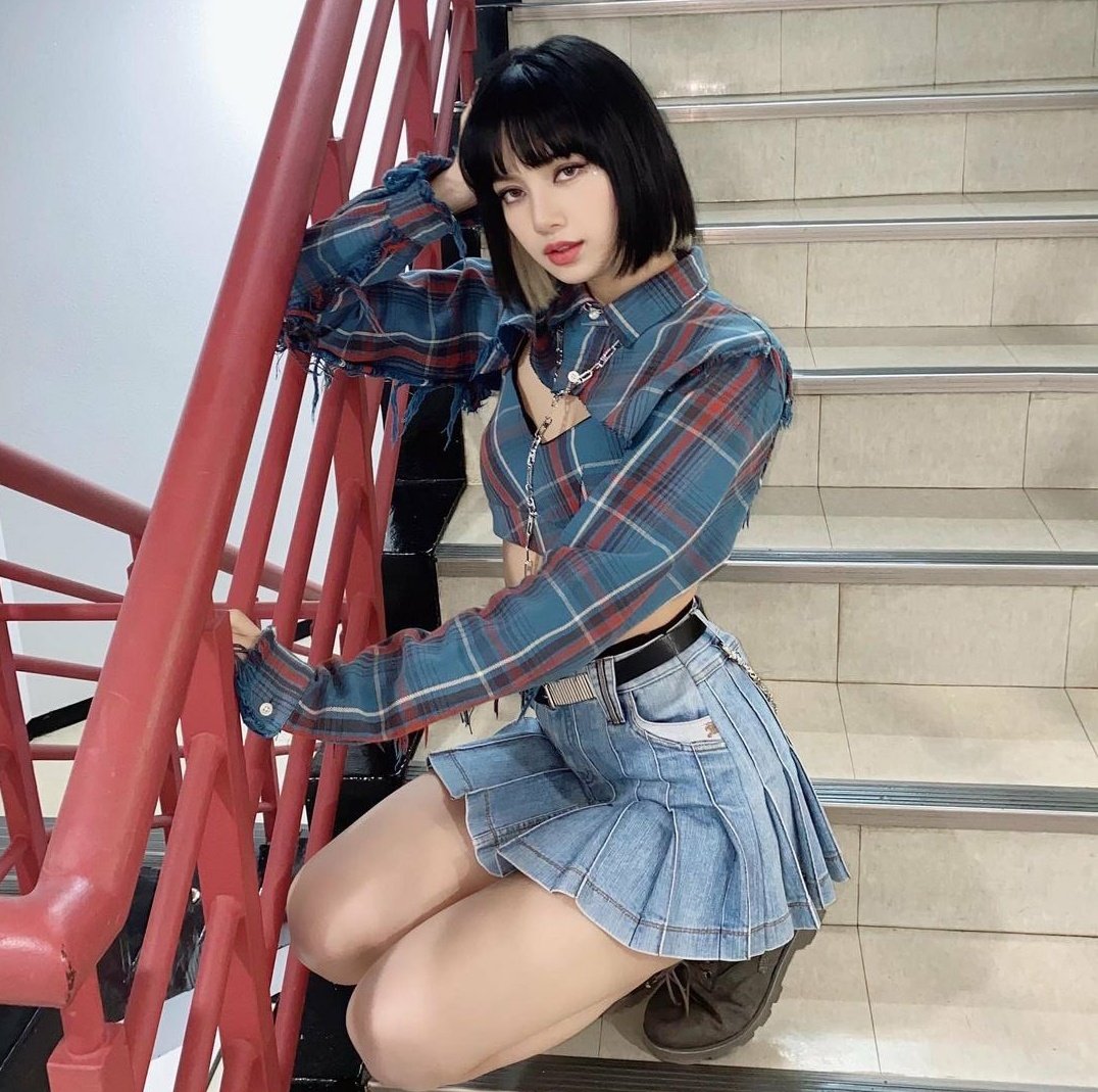 BLACKPINKGLOBAL's tweet photo. 🗳️ Can you RT &amp; REPLY.
 
I vote #LISA from #BLACKPINK @BLACKPINK for #3rdBousnidStars2020 #BousnidStars2020 #Bousnid https://t.co/slLTPMRm4X