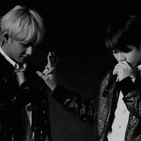 jkshila7's tweet photo. "Maybe this is last time I could touch you like this,I could hug you tightly,I could undertwined our hands,I could backhug you from behind.I love you J-j-eongguk.I'll find you in another life...I promise".
#taekook
#taekookau #taekookfanart #taekooksubunit #TAEKOOK𓄂𓃹 #vkook https://t.co/QKJDpYbfS9