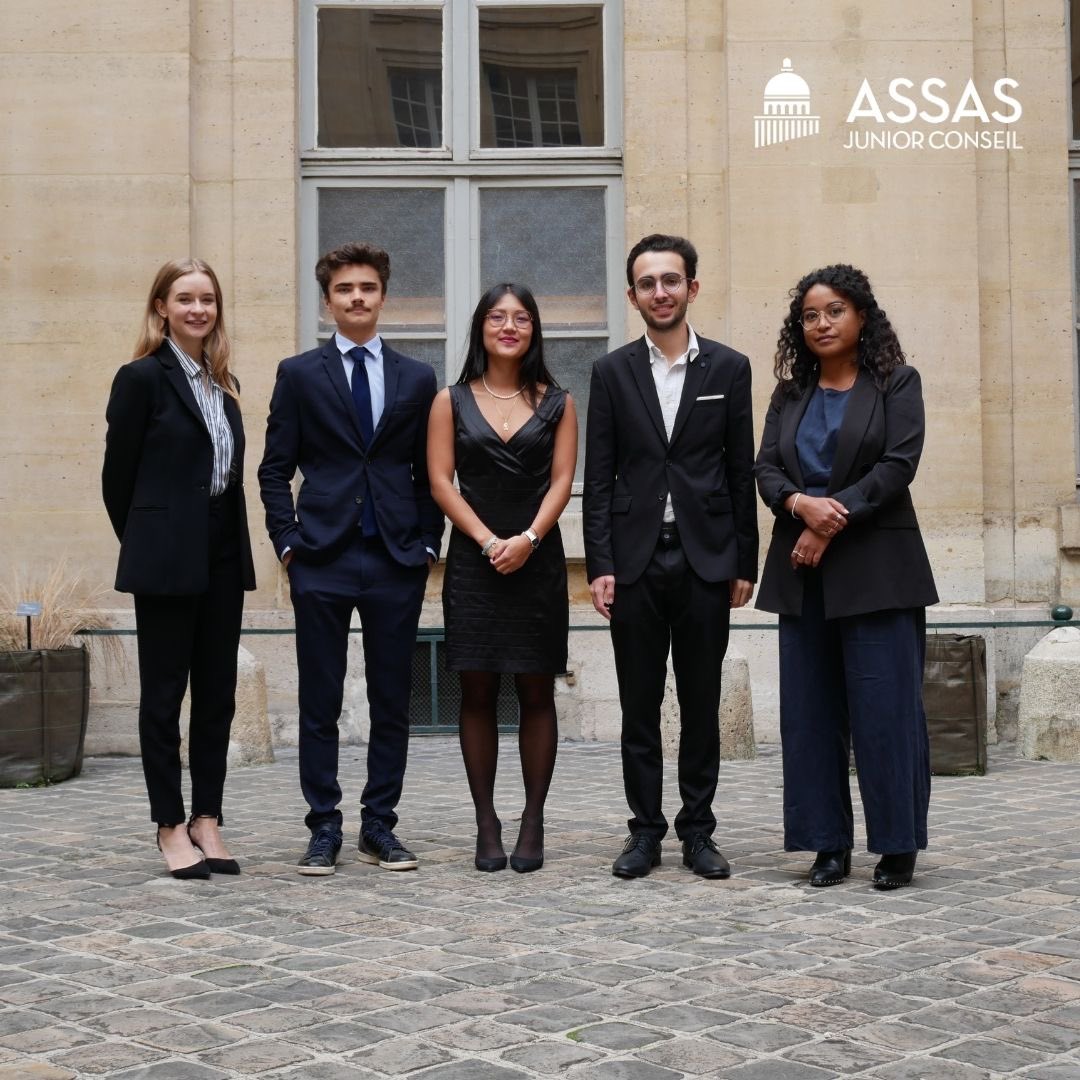 AJCAssas's tweet photo. Nous vous présentons le Pôle Support, supervisé par Loriane Laville. Il réunit le Responsable Communication, le Responsable Evénementiel, le Responsable Qualité et Audit ainsi que le Directeur des Systèmes d’Information

#WeAreJE #GoAJC #JuniorEntrepreneur https://t.co/JUqtX8S5Nc