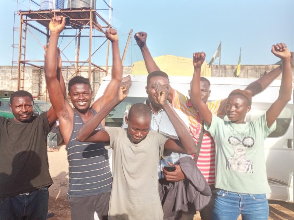 sowore's tweet photo. PHOTOSPEAK: #EndSARS  #Abujasix &amp; Oluwatosin Adeniji @callmerahila finally released from Suleija prison in Niger state after about a week of inhuman &amp; unjust incarceration by the @MBuhari regime. We must thank those of you who stood up to the bullies. We must not back down! https://t.co/QhZyZSHmwa