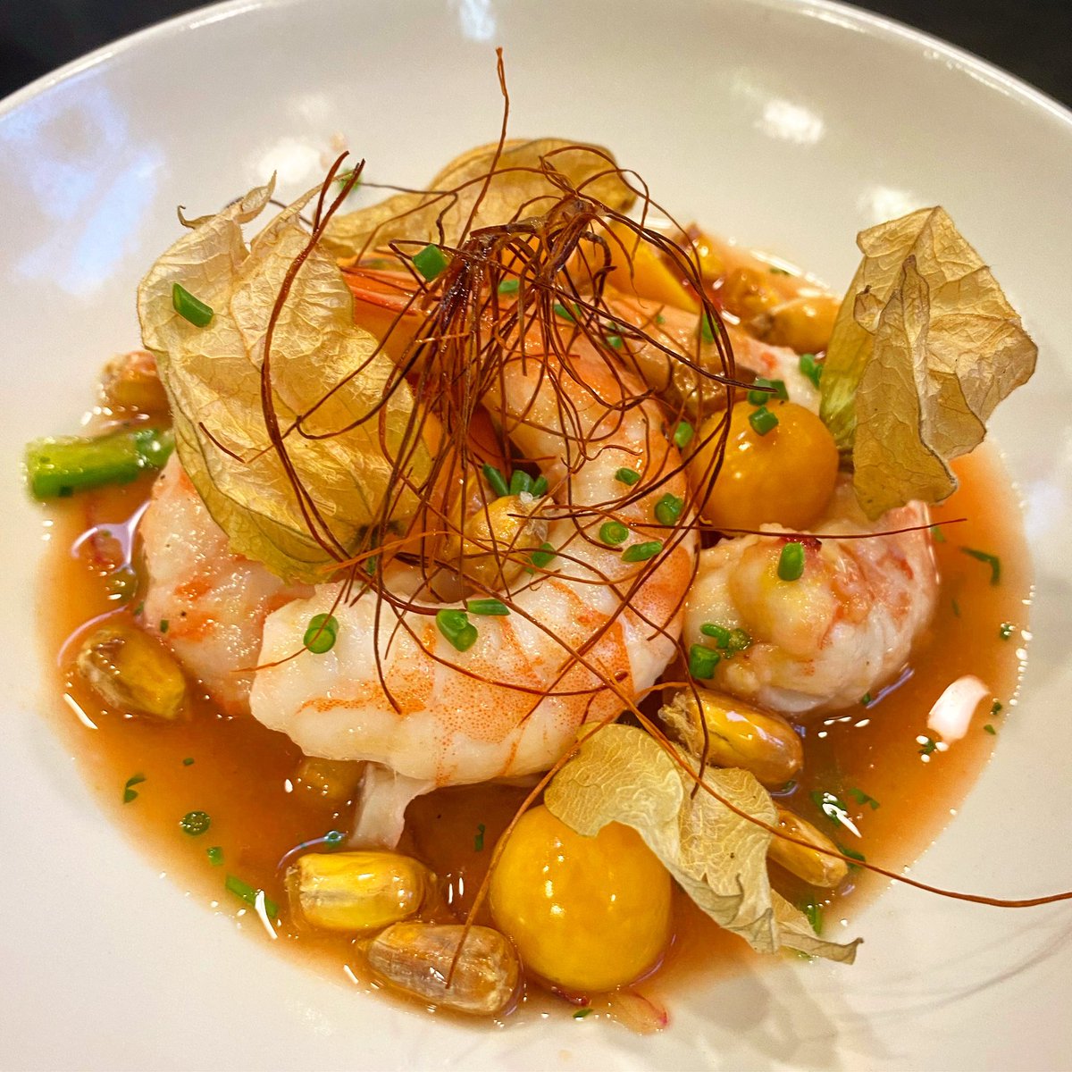 Un clásico que nunca falla cada vez me gusta más. Ceviche de camarón Ecuatoriano cítricos, fruta exótica con maíz chulpi, uvilla y chile. Hemos creando varios menús y descubras la cocina viajera información chefclavijo@gmail.com  y alexclavijochef.com <a href="/TimeOutBCN/">Time Out Barcelona</a> <a href="/LVcomer/">Comer La Vanguardia</a>