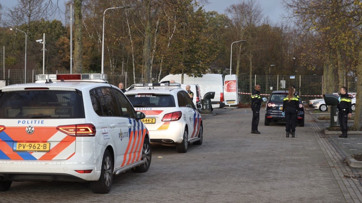 Op de parkeerplaats van het Foodcourt in Uden zijn door de politie donderdagmiddag twee bestelbusjes met wapens aangetroffen, vijf mannen zijn aangehouden..