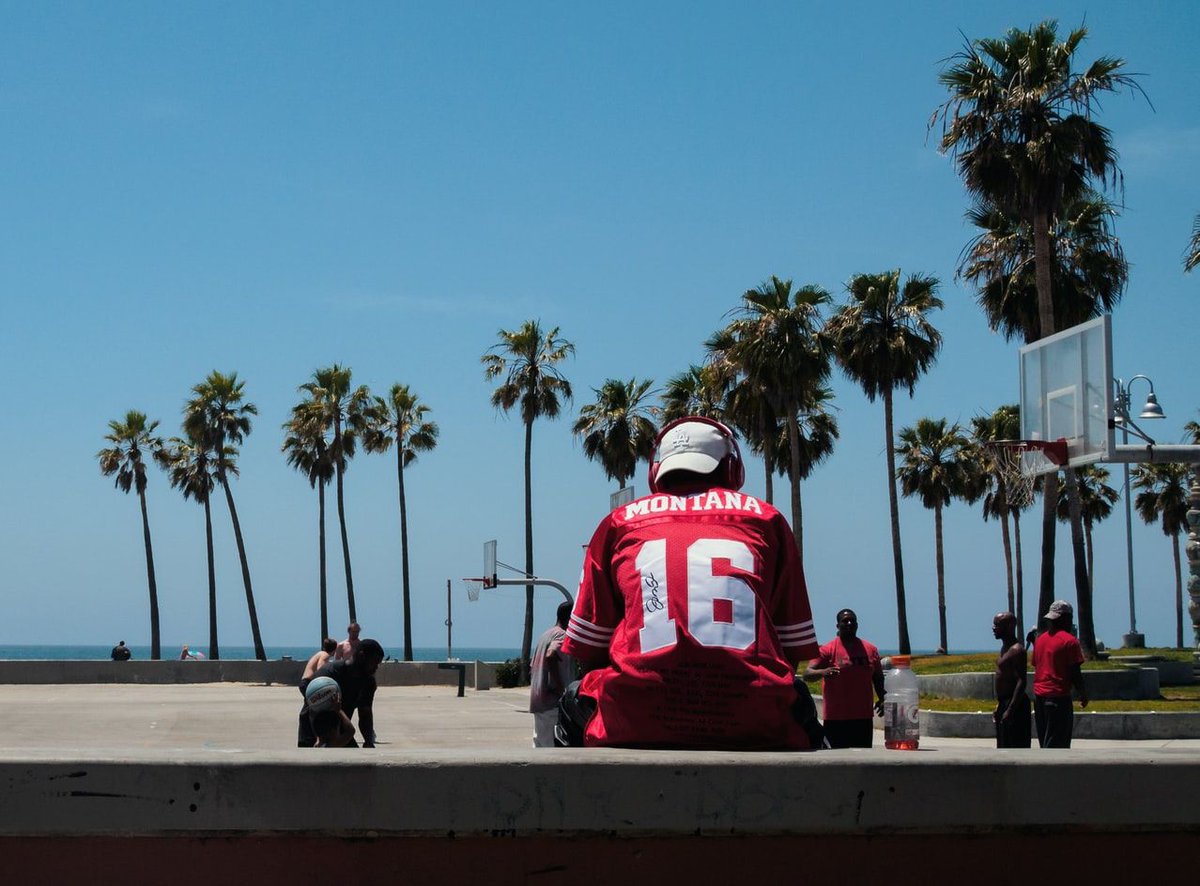 #Basketball courts on the 🌎. This one is in Venice Beach, Los Angeles, United States  🇺🇸. Send us your closest basketball court, and we will post it mentioning you!

#bball #court #basketmaster #beach #hoops #USA