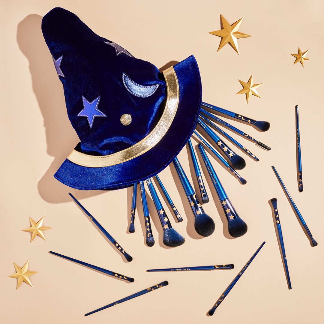 Spectrumbrushes's tweet photo. #daydreaming of the most spellbinding makeup looks with the NEW magical #LimitedEdition Fantasia brushesπ«β Now available to pre orderππ½β
β
πΒ https://t.co/mMYUnjRXQr
#SpectrumCollections #SpectrumxDisney #Fantasia β https://t.co/UHjsZwdHAG