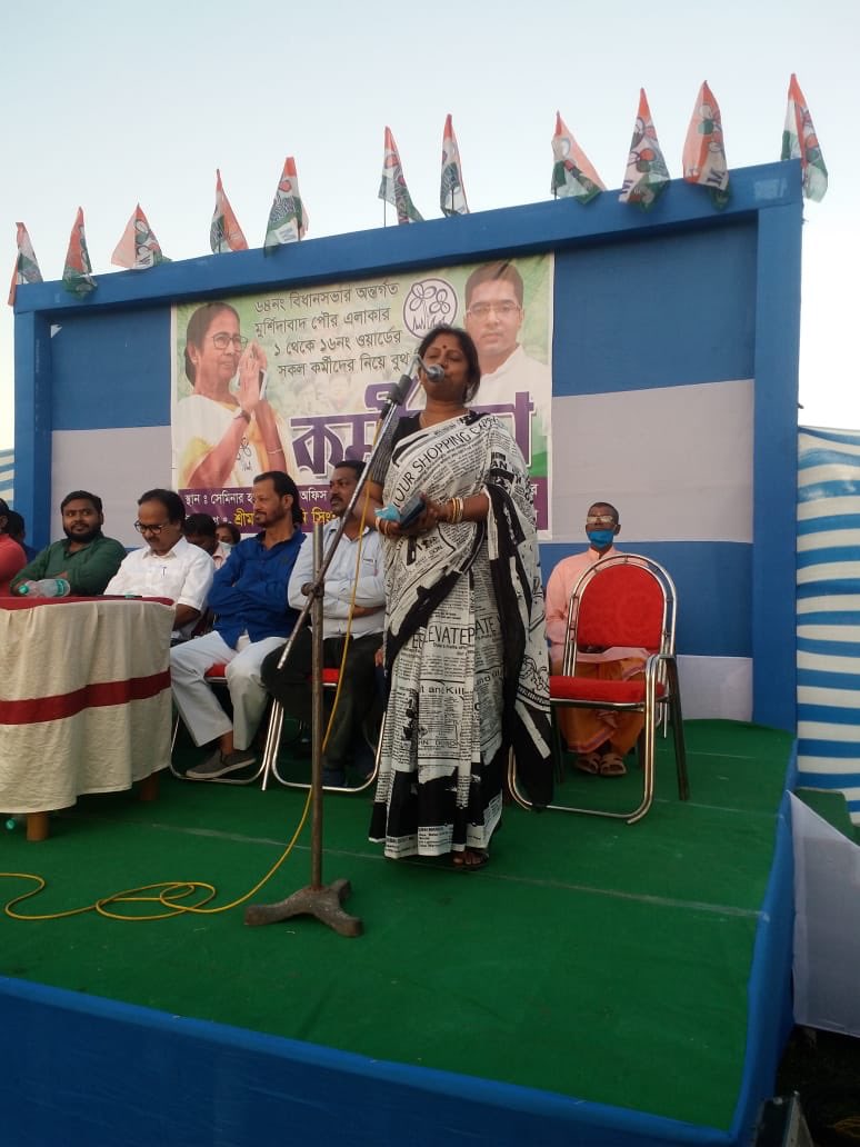mla_shaoni's tweet photo. আজ মাননীয়া মুখ্যমন্ত্রী মমতা বন্দ্যোপাধ্যায়ের অনুপ্রেরনায় মুর্শিদাবাদ পৌর এলাকার ১ থেকে ১৬ নম্বর ওয়ার্ডের সকল কর্মীদের নিয়ে বুথ ভিত্তিক কর্মীসভা  অনুষ্ঠিত হলো লালবাগ সেমিনার হলের মাঠে। 
#banglargorbomamata https://t.co/QH4yrQmov8