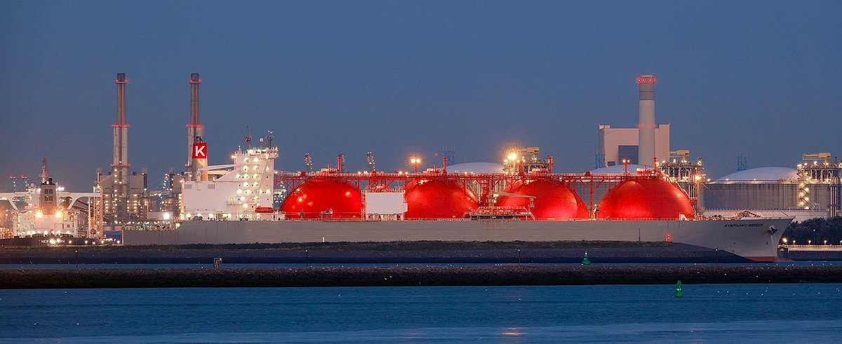 cleanenergywire's tweet photo. Demand for gas to rise as #Germany exits nuclear &amp; coal, says @RystadEnergy 
Govt will have to decide whether low price or diversified supply is more important when deciding on #nordstream2 vs LNG 

https://t.co/RVWnyTA3vf https://t.co/j34x4ygtml