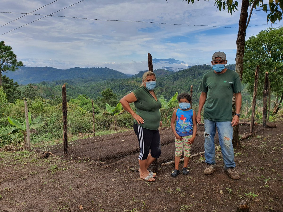 DestinationQSF's tweet photo. 🌎Au Honduras, le #projetQSF a été réaménagé pour faire face aux difficultés engendrées par la #COVID19. Avec l’appui de @SUCO_org et de son partenaire FIPAH, la communauté a entrepris la production de semences et l’établissement de potagers familiaux.🌱🌽
📷Jean-Philippe Gélinas https://t.co/j17abu4lYE