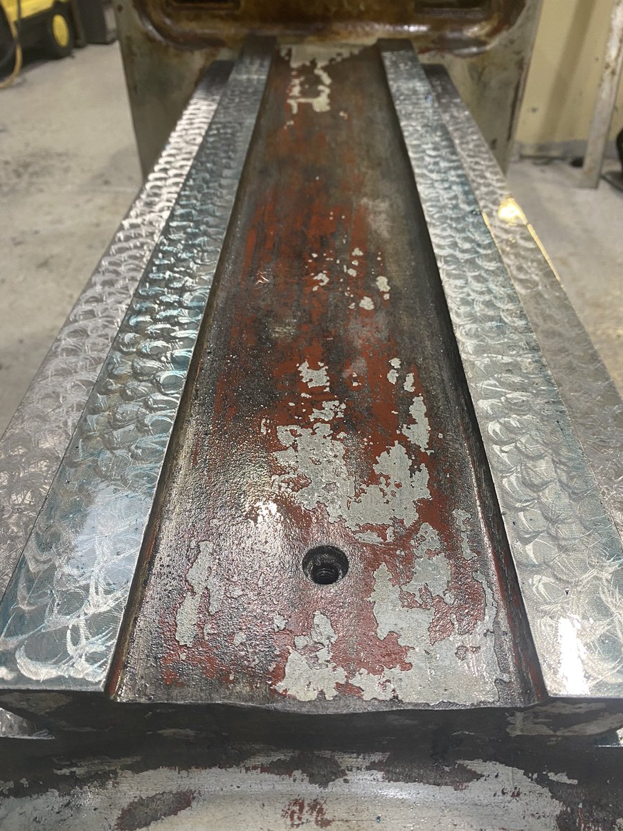 JetMachineryLtd's tweet photo. Here’s to not letting old skills die out!

Lovely bit of hand scraping on a Bridgeport casting for a machine we’re overhauling. https://t.co/xiqISmrhii