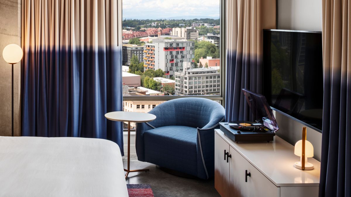 SERAarchitects's tweet photo. 😱 @HyattCentric PDX is a finalist in @BoutiqueDesign's #GoldKeyAwards for "Best Guestroom Upper Midscale"! Check out this year's shortlist: https://t.co/PfnYwiFKsZ #interiordesign https://t.co/KUWU4nnfeI