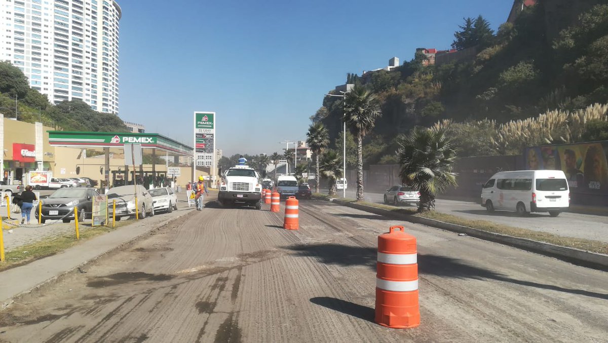 Huitzquillocan's tweet photo. ⚠️⚠️ #TómeloEnCuenta
Se realizan trabajos de asfaltado en B. de Hueyetlaco. Se encuentra abierto un carril en cada sentido para la circulación, lo que genera carga vehicular. 
#Huixquilucan
 https://t.co/Uq7aHj0XFa