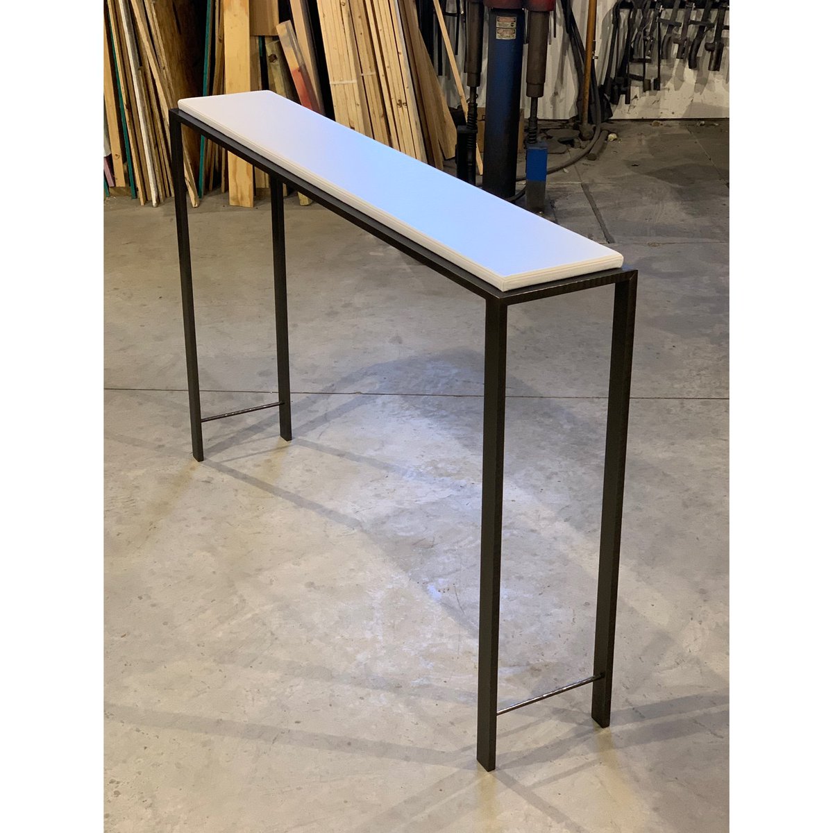 EvanLewisInc's tweet photo. This custom Douglas Console Table looks sublime paired with @edelmanleather in “vapor” color. The expert saddle stitching and hand-hammered details add subtle luxury touches. Available in custom sizes. #design #contemporarydesign #moderndesign #luxury #interiorinspo https://t.co/0u27AUfEjF