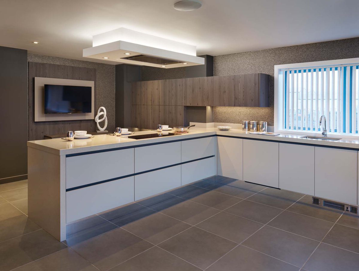 kitchensint's tweet photo. Today we're talking L-shaped kitchens. Main advantage is its flexibility. It brings the social element into the kitchen with the use of a peninsula as a breakfast bar, or with a dining table. Downside is that storage is sometimes compromised #kitchenlayouts #kitchendesign https://t.co/HyAa55gt7O