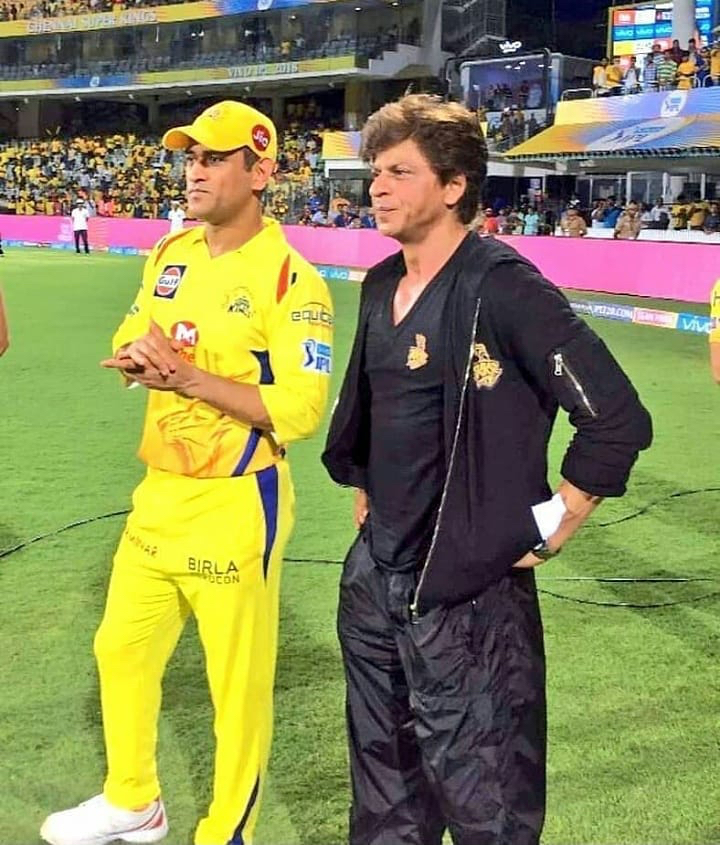 filmfare's tweet image. Too much class in one frame. #MSDhoni #ShahRukhKhan