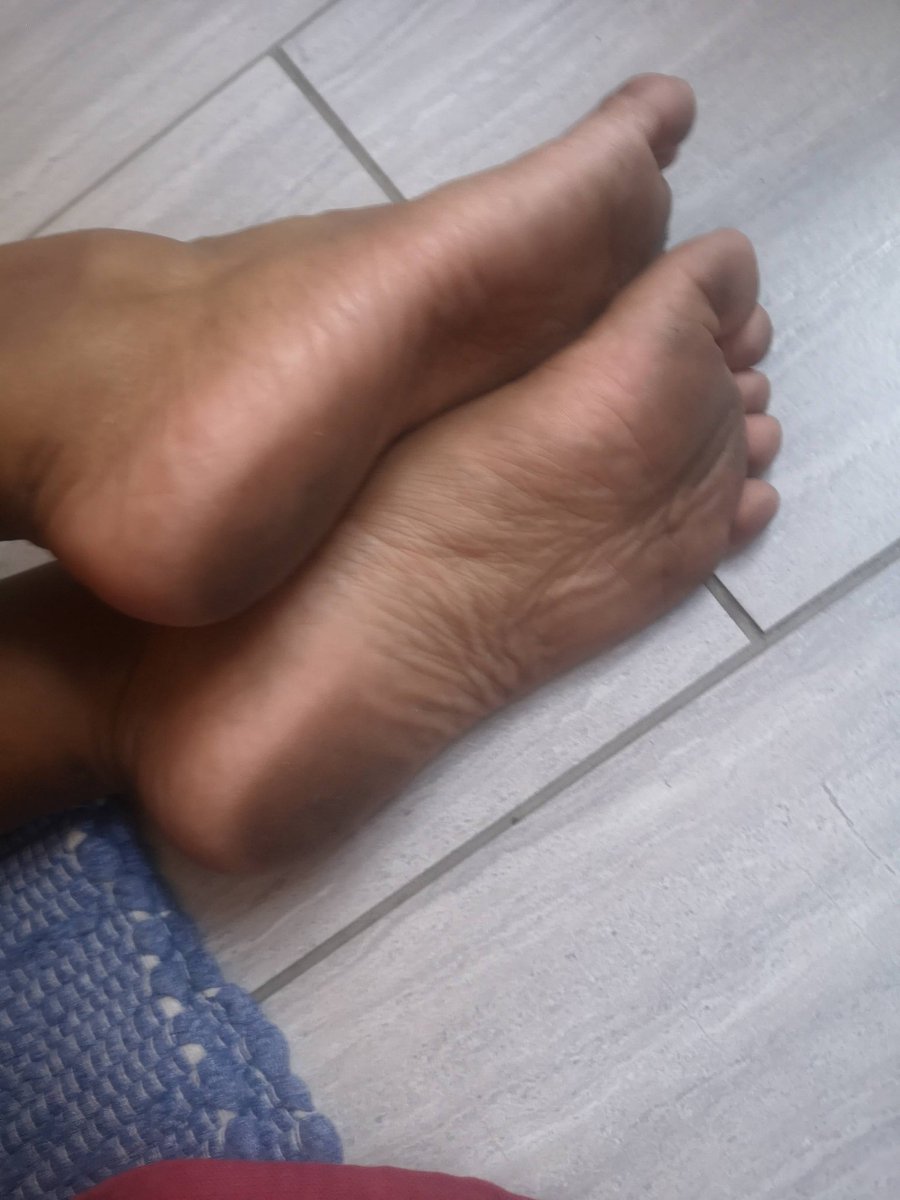 Not_Your_Tweep's tweet photo. How you know it's near summer in @CapeTown
#CapeTown
#CPTSummer
#BareFeet https://t.co/5JSGqJSDLT