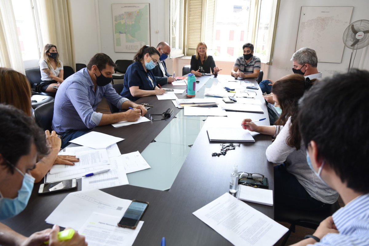 ile_cid's tweet photo. #BuenJueves 🏛 En Comisión de Planeamiento, Urbanismo y Tierras del @ConcejoLaPlata junto a la secretaria de Planeamiento Urbano, María Botta, tratamos el proyecto ordenanza del Banco de Tierras; de vivienda para el encargado permanente; y la modificación del #CUOT. #LaPlata https://t.co/ksvRMFkIYf
