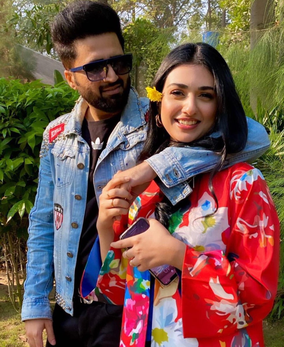 ReviewTurbine's tweet photo. Get you someone who looks at you the way #FalakShabbir looks at #SarahKhan😍❤️
#PakistaniCelebrities #CoupleGoals #LikeForLikes #ReviewTurbine https://t.co/iiVqKHHmtH