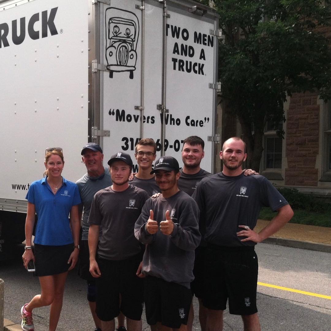 UnitedWaySTL's tweet photo. Our community has a compassionate spirit! Big thanks @TwoMenStLouis who have helped deliver 51,900+ #Service2Go kits since 2015. With @TwoMenStLouis’ partnership, our #Volunteer Center can deliver these kits to our #STL neighbors. Thanks for your partnership! #WeAreAllUnited https://t.co/GCewrjHdUD