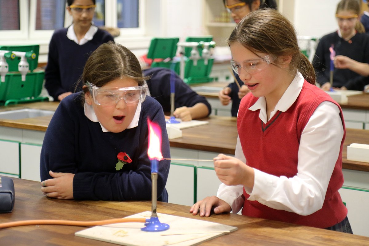 QASCaversham's tweet photo. 🎆🎇After enjoying Bonfire Night last week, our #QASLowerFour learned about the #QASScience behind fireworks in their #QASChemistry lessons!
They explored the chemistry behind different colours, and learnt about the role of the pyrotechnician and the components of a firework.🎇🎆 https://t.co/WzutNrqn2b