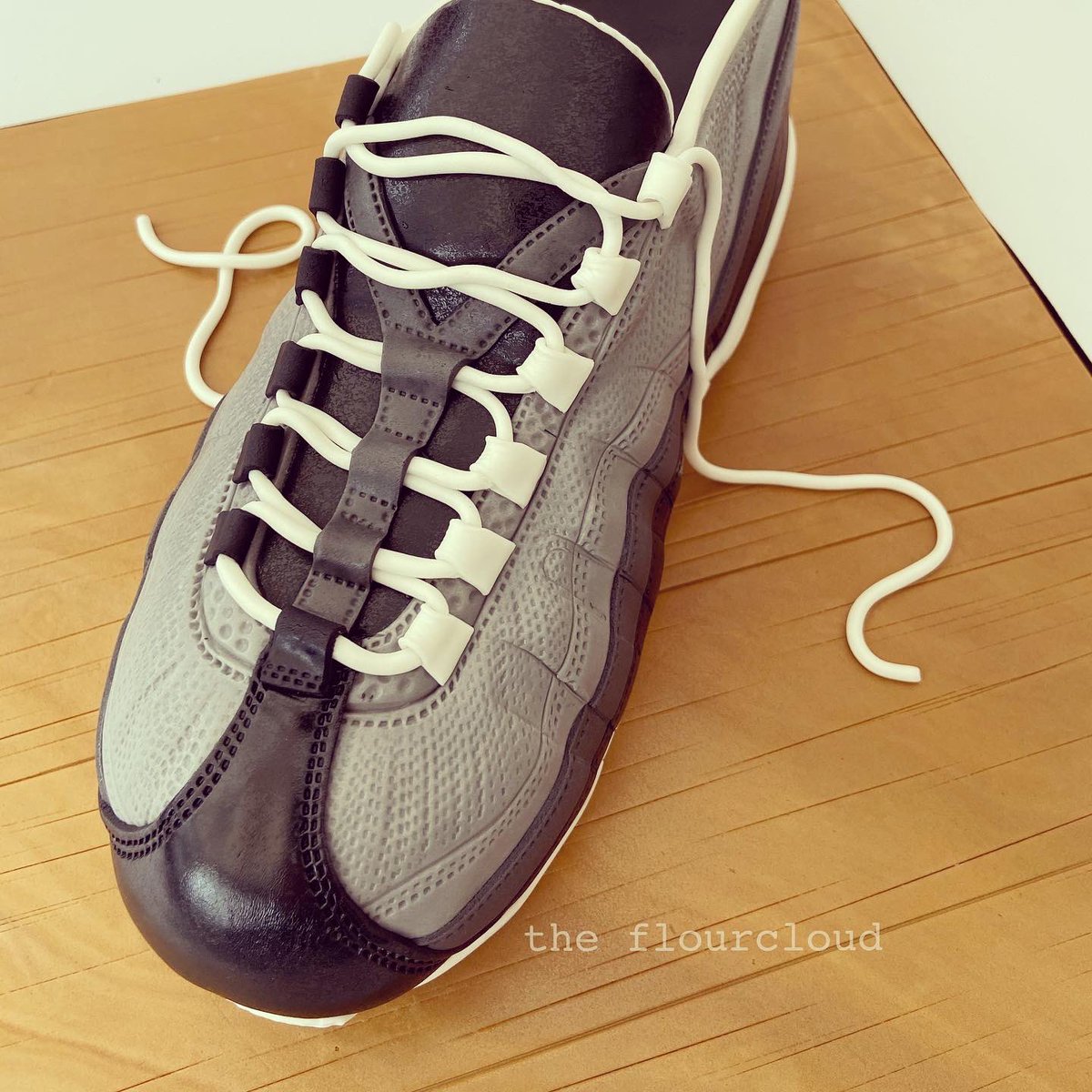 theflourcloud's tweet photo. An edible version of Emily’s favourite @nike trainers. Happy birthday Emily! #nike #nikeair #nikeairmax #cakeart #cakeartist https://t.co/wq3taWHfHT