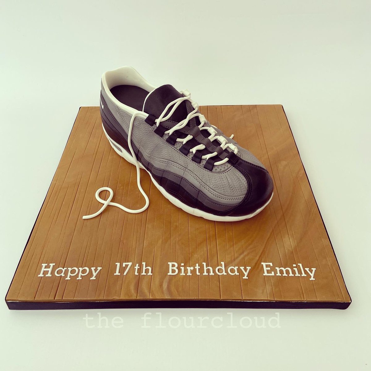 theflourcloud's tweet photo. An edible version of Emily’s favourite @nike trainers. Happy birthday Emily! #nike #nikeair #nikeairmax #cakeart #cakeartist https://t.co/wq3taWHfHT