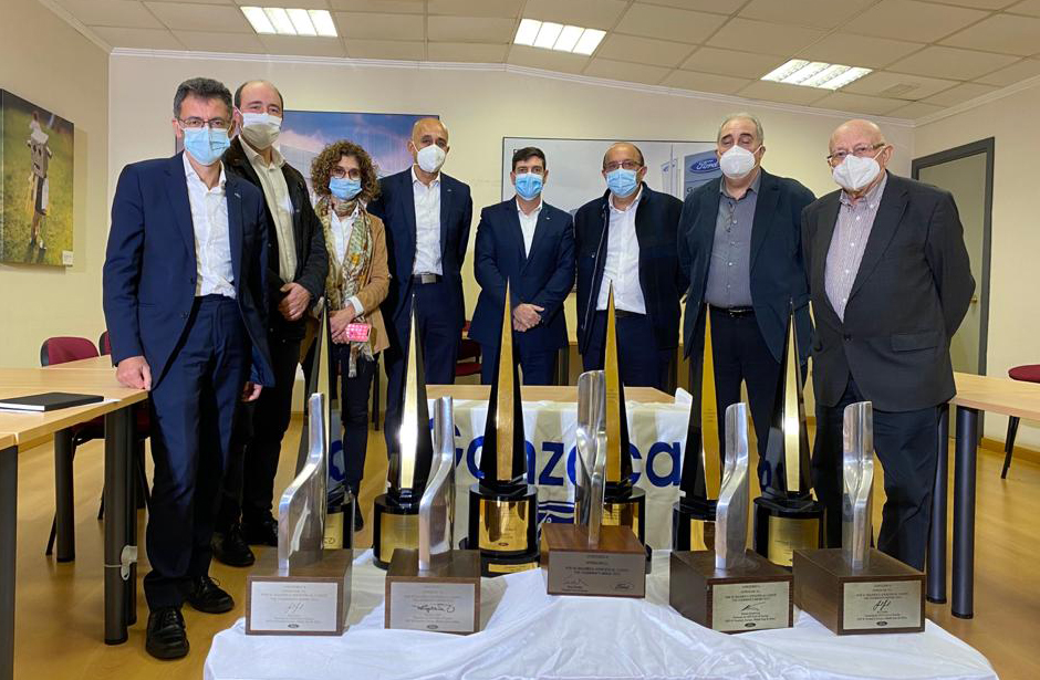 🔝📢 Aquí nos tedes, posando en familia cos nosos ONCE #ChairmansAdward de #FordEuropa que premian a calidade e excelencia dos nosos servizos!!! ✌💪

Por aquí vemos ao Pai Fundador de #Gonzacar, o gran Gonzalo Castro, e ao Xefe de Todo Isto, o xenial Marcial <a href="/castroseijas/">Marcial Castro</a>! 😀👏