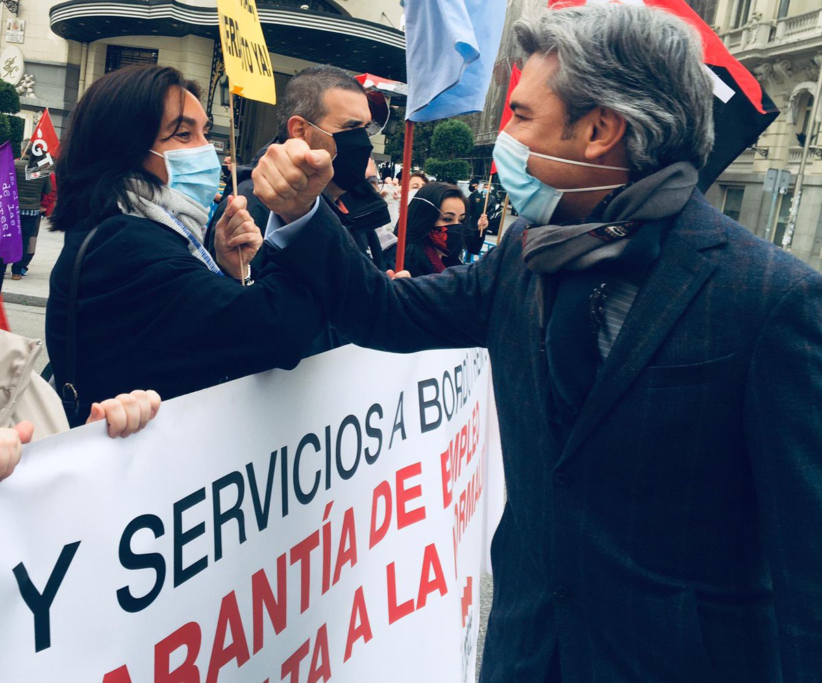 AndresLorite's tweet photo. 🚆2000 trabajadores de los servicios a bordo de @Renfe siguen en ERTE desde marzo y pendientes de una licitación injusta que dejará a la mayoría de la plantilla en el paro.

➡️Hoy los he recibido a las puertas del @Congreso_Es donde han vuelto a exigirle al Gobierno sensibilidad. https://t.co/DlpPAOWHjh