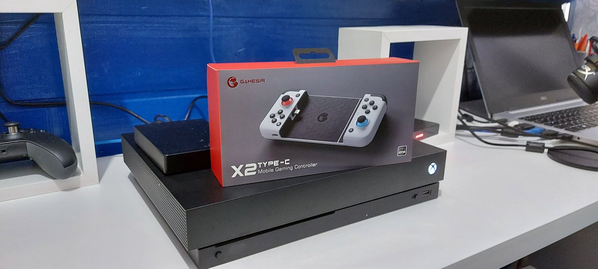 SXGAMESoficial's tweet photo. Chegou essa belezinha aqui! Muito obrigado à @mygamesir por me enviar esse acessório que vai ser muito importante pra jogar os meus jogos do XBOX no celular e também usar o XCLOUD assim que for liberado aqui no Brasil!
#xcloudbrasil #xbox #xboxbrasil
#xboxbr #AcademiaXbox https://t.co/XxAZcXzGWy