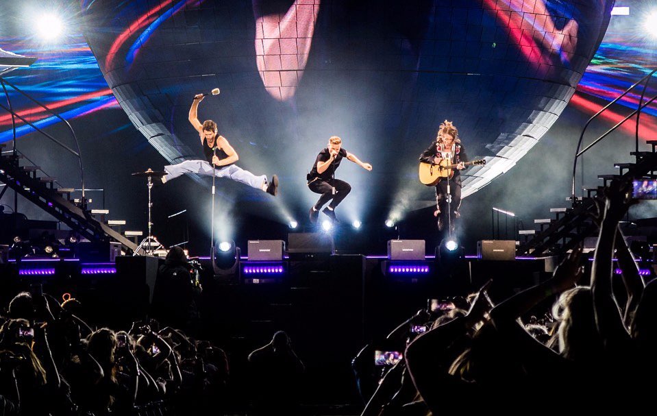 takethat's tweet photo. The height that @HowardDonald can jump will never not be impressive 🤯 https://t.co/9pDwkJ5zUO